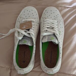 Marie Kondo sneakers by Cariuma.